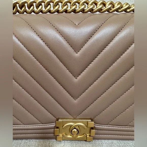 CHANEL AUTHENTIC, Chanel Medium Boy Bag - Picture 17 of 17